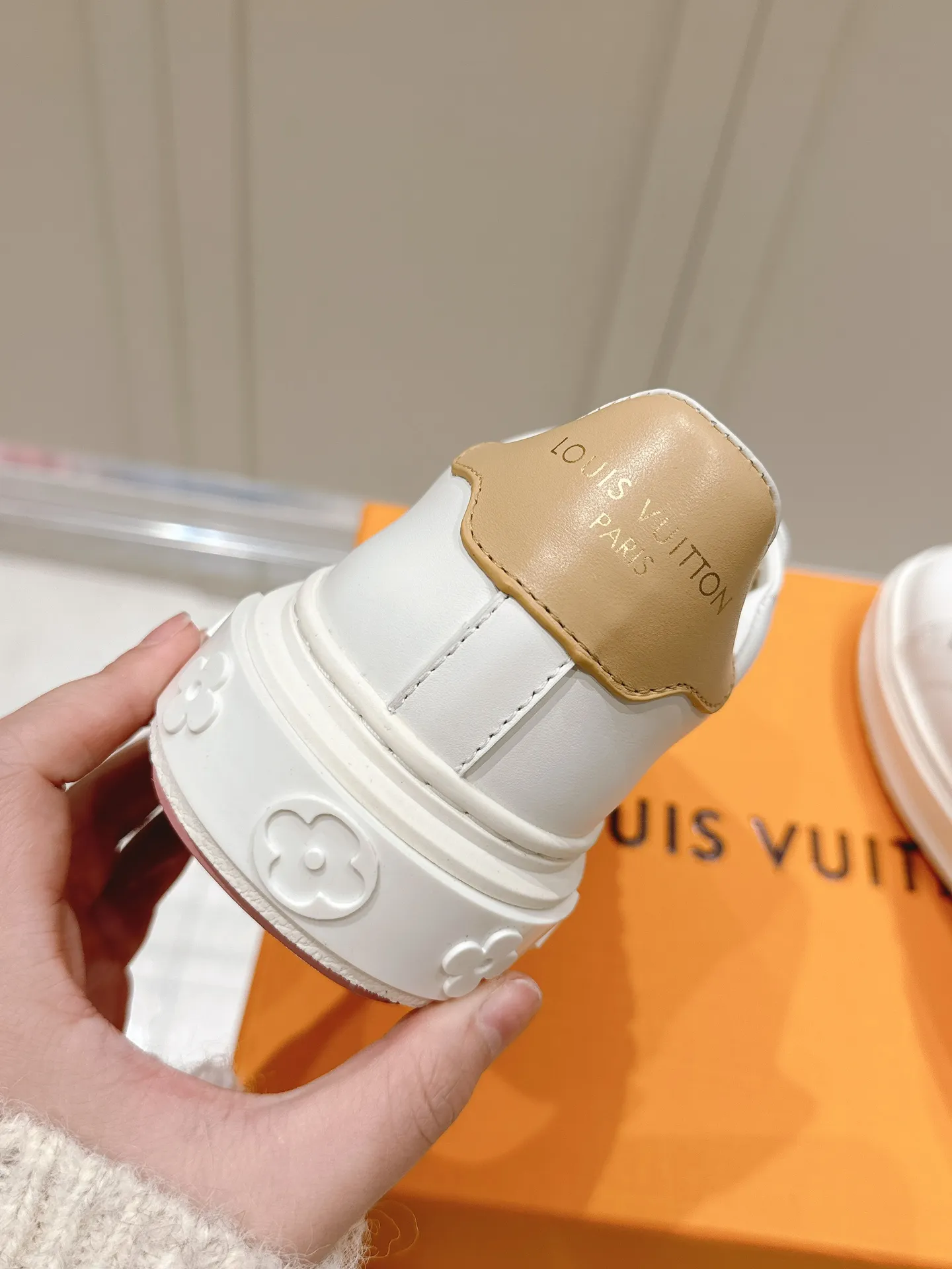 👟👟Ex-factory price 560👟👟 LV new white shoes, four-leaf clover🍀sunflower🌞 charm, add naughty and lively color to simple white shoes, easy to wear and durable, code number: 35+40 (41 customized)